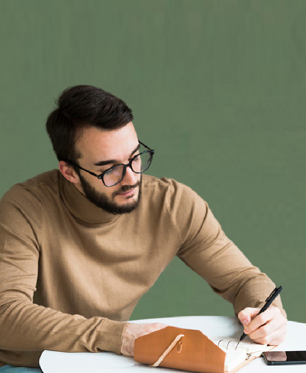 Expert helping students with essays, dissertations, and academic writing servics